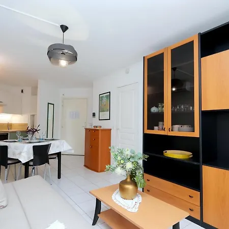 Coquet 2 Pieces En Bord De Dans Quartier Residentiel Climatise, Pkg, Piscine Apartment *